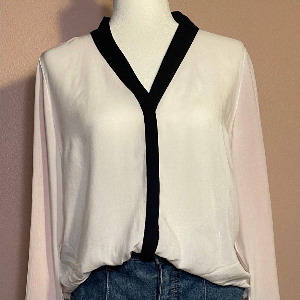 Worthington Elegant White Blouse with‎ Black and Coral Trim
